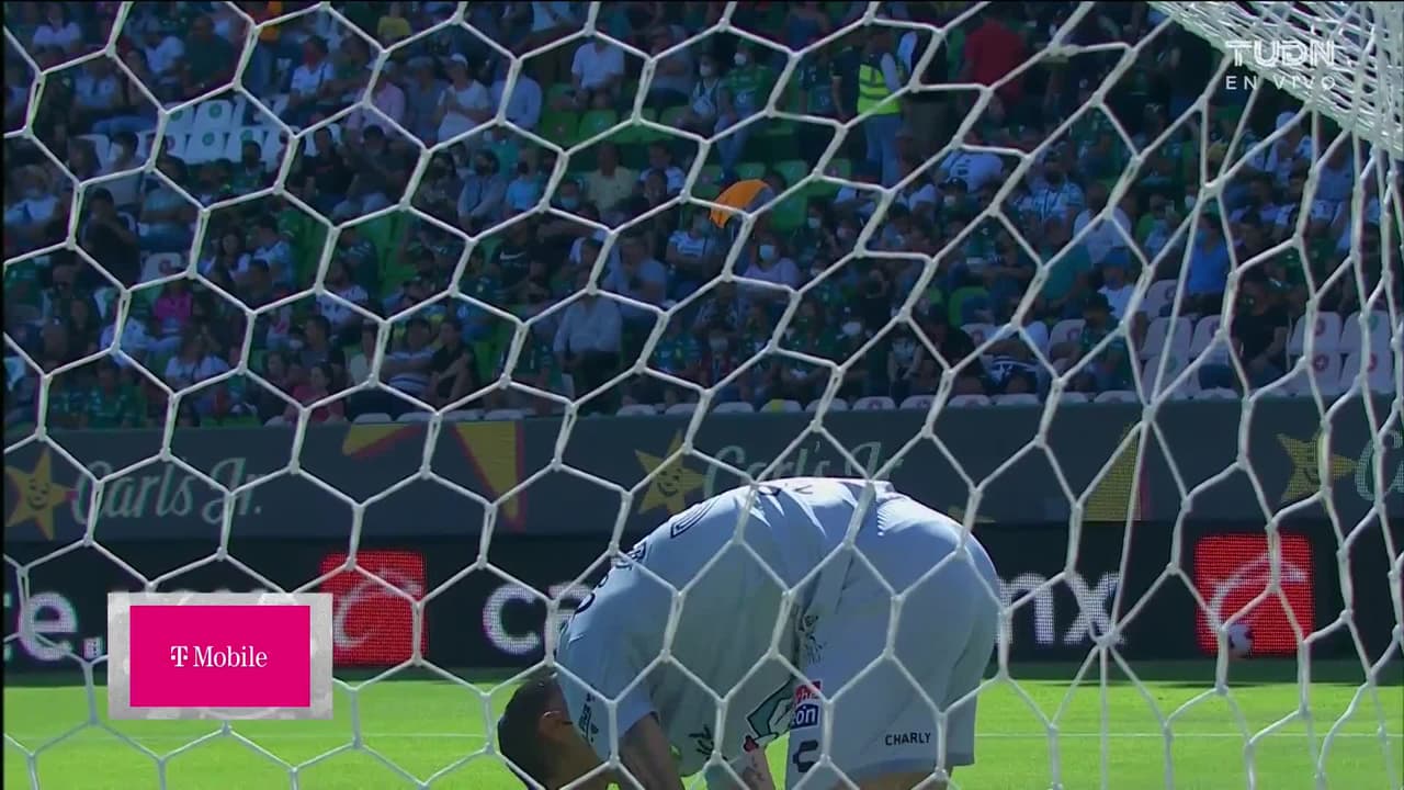 Arranca el partido y la pelota está en juego.