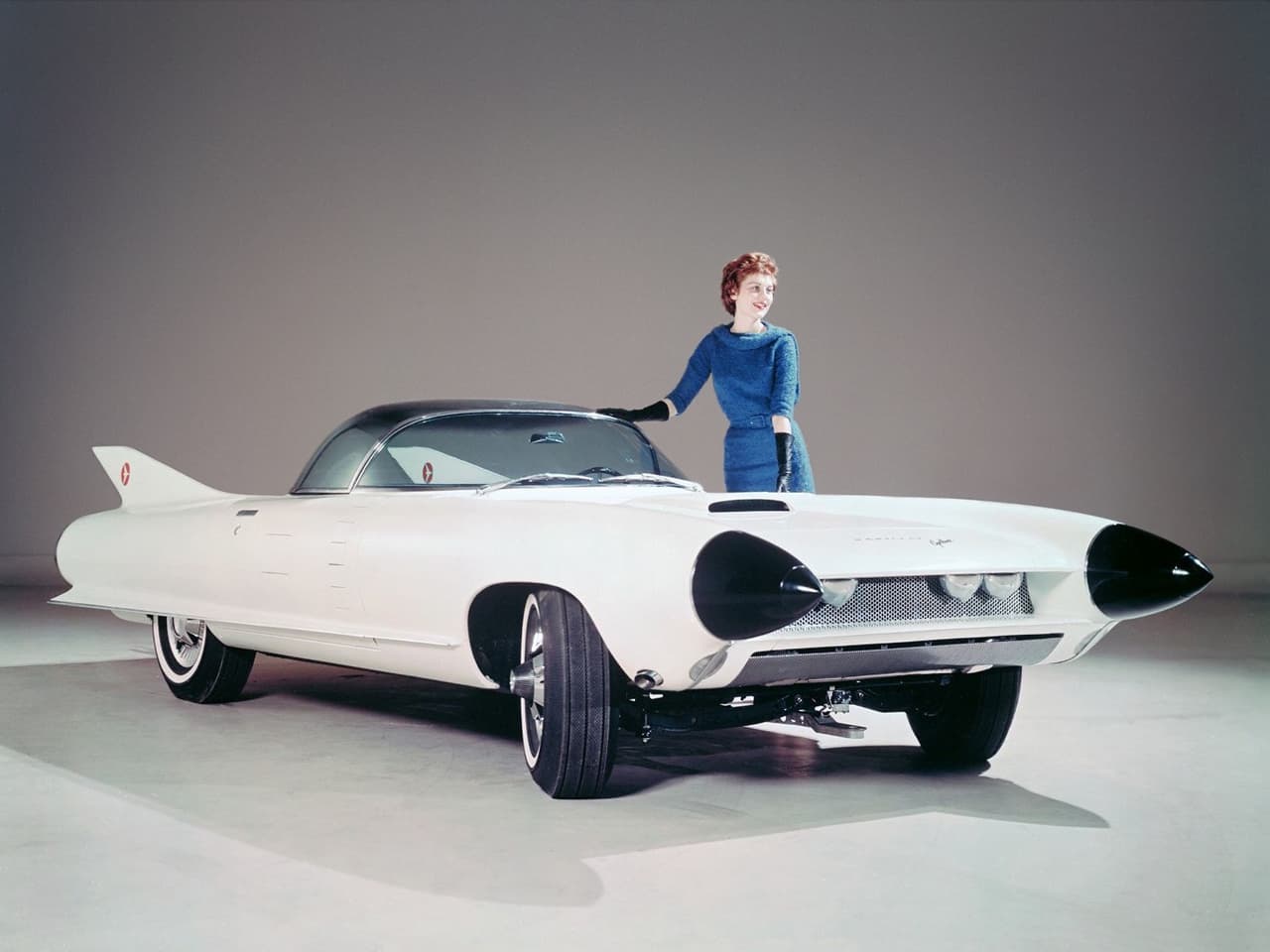 <h3 class="cms-h3-H3"><b>Cadillac Cyclone 1959</b></h3>
<br>
<br>Con un impresionante parecido al Ford FX Atmos de 1954 esta interpretación del auto del futuro de Cadillac, que fue también el último prototipo diseñado por Harley Earl, llegó en un momento en que el público ya estaba sufriendo de una sobredosis de futurismo. Sin embargo no todo el ejercicio fue en vano, alguna de sus tecnologías como prevención de choque por radar son lugar común en los autos de hoy en día. 
<br>
<br>En la década de los 60 los automóviles tomarían un aspecto decididamente más conservador.