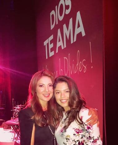 La pequeña Sara ya tiene 17 años y es muy parecida a su mamá. "Con mi princesita Sari después del concierto en Atlanta.", comentó Priscila junto a esta imagen.