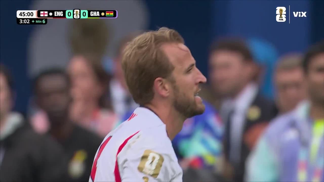 ¡Se salva Ghana! Kane prueba dentro del área pero la defensa rechaza el peligro