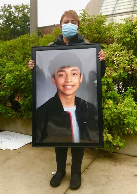 Marcela Fierros, madre de Elias se encuentra junto con sus otras dos hijas, Elizabeth y Paola en una protesta pacífica afuera de la corte en el 5600 de Old Orchard en Skokie donde se llevará a cabo la audiencia judicial.