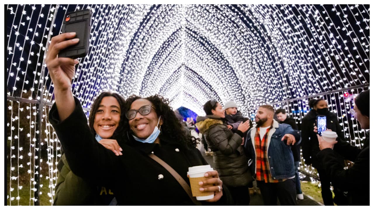 <a href="https://www.bbg.org/">Jardín Botánico de Brooklyn</a>
<br>990 Washington Ave. - Brooklyn
<br>
<a href="https://www.google.com/maps/dir/Brooklyn+Botanic+Garden,+990+Washington+Ave,+Brooklyn,+NY+11225/@40.6685798,-73.9666583,17z/data=!4m16!1m6!3m5!1s0x89c25b0e68bf8bc1:0x57422fe45b635cda!2sBrooklyn+Botanic+Garden!8m2!3d40.6685798!4d-73.9644696!4m8!1m0!1m5!1m1!1s0x89c25b0e68bf8bc1:0x57422fe45b635cda!2m2!1d-73.9644696!2d40.6685798!3e2">Cómo llegar</a>
<br>Tel. (718) 623-7200
<br>El Jardín Botánico de Brooklyn, 
<b>uno de los mejores sitios para ver espectáculos de luces</b>, destaca Lightscape, un sendero iluminado de una milla en el cual se “alienta a todos a encontrar la felicidad y la belleza".