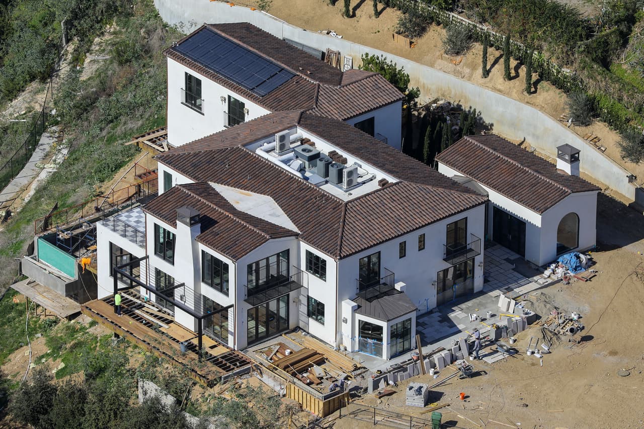 Se trata de un diseño arquitectónico con toques mediterráneos y tiene una superficie de 
<b>7,500 pies cuadrados. </b>
<br>