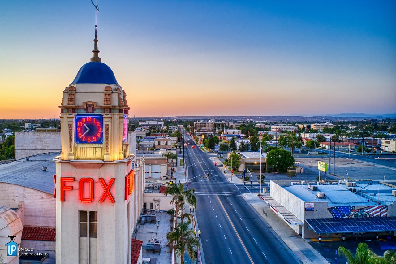 El teatro Fox
<br>Este centro de espectáculos es uno de los edificios más emblemáticos de Bakersfield, está ubicado en 2001 H Street en el centro de la ciudad. El teatro, que abrió el día de Navidad de 1930, es un centro histórico de artes escénicas y eventos comunitarios. Grandes figuras del espectáculo se han presentando en su escenario.