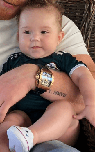 La modelo también compartió esta imagen en la que Saúl 'Canelo' Álvarez aparece 'incompleto' abrazando a su pequeña hija.