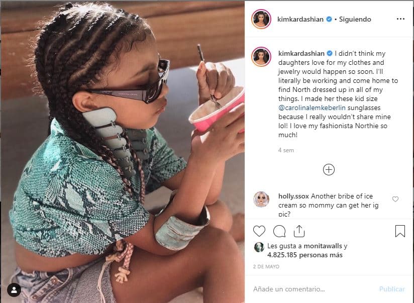 La niña es toda una aficionada de lo último en moda. A principios de mayo de 2019, Kim publicó 
<a href="https://www.instagram.com/p/Bw-ObbCHTXc/"><b>esta imagen</b> </a>junto con este texto: "No creía que a mis hijas les gustara mi ropa y las joyas tan pronto. Literalmente, estaré trabajando y volveré a casa para encontrar a North vestida con todas mis cosas. Le hice estas gafas de sol de (la marca) Carolina Lemke para niños porque realmente no compartiría las mías ¡jajaja! ¡Amo tanto a mi 'fashionista Northie'!"