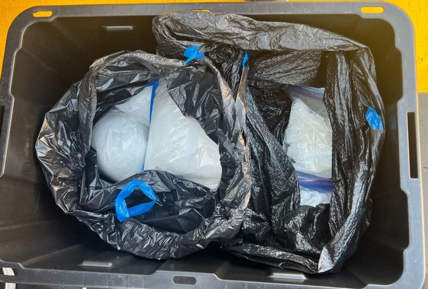 Los oficiales de la Unidad de Narcóticos del departamento detuvieron a un conductor sospechoso de transportar una gran cantidad de drogas ilegales a San Bernardino.
<br>
<br>Cuando los oficiales realizaron una búsqueda en el vehículo, descubrieron 15 libras de metanfetamina en una gran bolsa de basura negra.
<br>