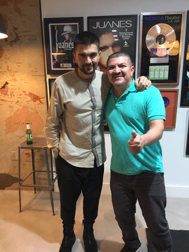 Durante toda la semana, el show de Raúl Brindis tuvo una serie de entrevistas con diferentes personalidades y al Turky le tocó entrevistar a Juanes.