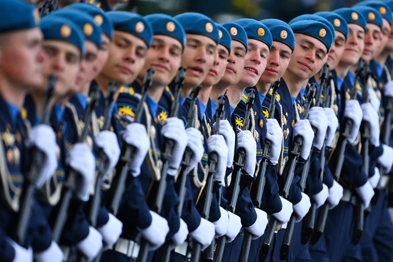 El orgullo y el patriotismo generalmente asociados con la festividad más importante de Rusia se mezclan con la inquietud sobre lo que puede traer el Día de la Victoria de este año.
<br>