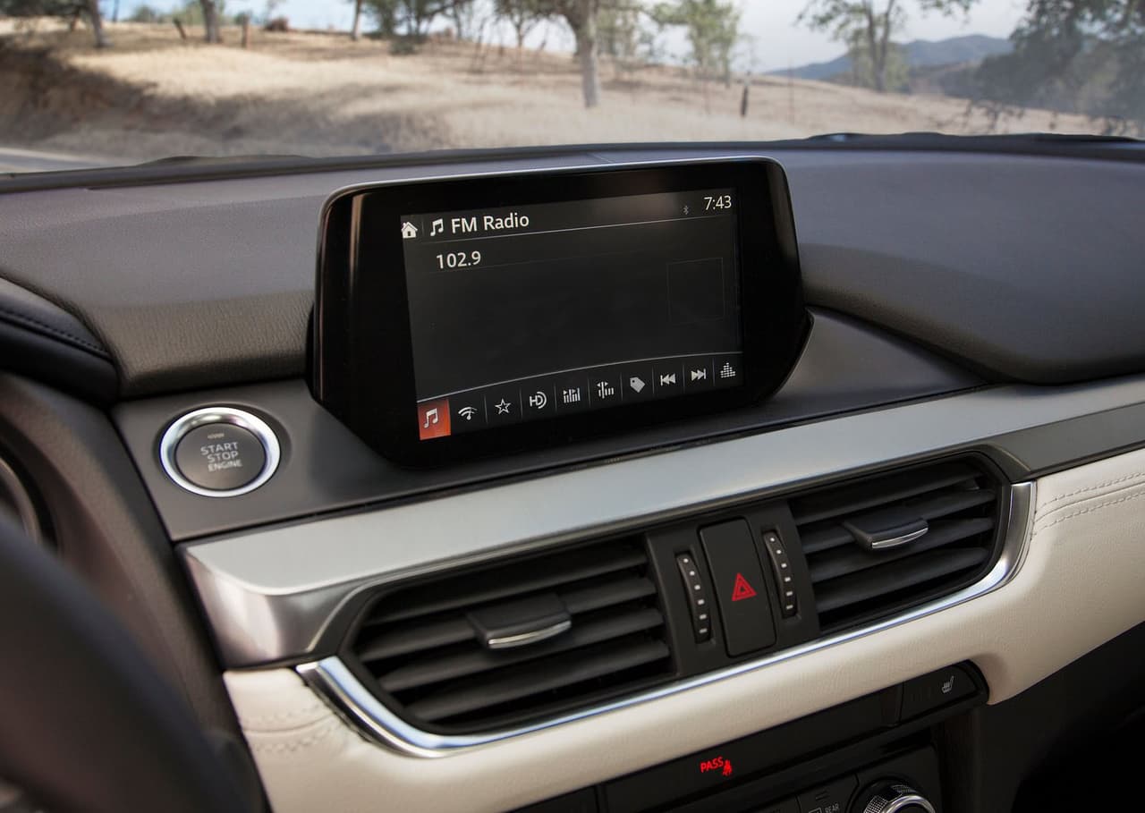 Primicia en el modelo 2016 es la presencia del sistema Mazda Connect en una pantalla de 7'', que propicia un dinámico vínculo con dispositivos móviles y otras alternativas de conectividad incluyendo una interfaz que se controla desde una perilla ubicada en la consola central.