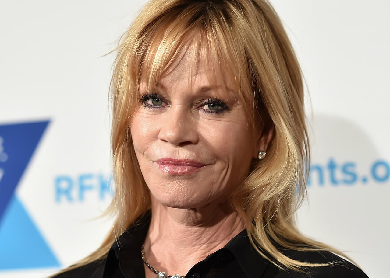 <b>Melanie Griffith</b>: la ex esposa de Antonio Banderas describe su lucha contra las adicciones como “salir de prisión”. En una 
<a href="http://us.hola.com/actualidad/2017040593120/melanie-griffith-al-descubierto/">entrevista</a> confesó que había batallado con el alcohol y las drogas durante tres décadas. “Soy una alcohólica y una adicta y toda mi vida he luchado contra esto y lo he hecho bien. Ahora me siento libre. No 
<a href="http://www.univision.com/noticias/drogas-y-adicciones/trump-declarara-la-crisis-de-opioides-una-emergencia-nacional-explicamos-por-que">tomo pastillas</a>, nada, y es fantástico”.
<br>