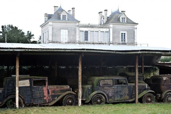 Entre los 60 autos de colección hay modelos exclusivos de marcas como Ferrari, Maserati, Porsche y Jaguar. Los autos fueron comprados entre las décadas de 1950 y 1970 por el empresario del transporte Roger Baillon, quien soñaba con restaurar su antigua colección y mostrarla en un museo. Llegó a reunir más de 100 autos pero su empresa empezó a decaer y tuvo que vender la mitad. Tras su muerte todo quedó para su hijo Jacques, quien falleció el año pasado. Los siguientes herederos, los nietos de Baillon, descubrieron el tesoro cuando fueron hasta la granja para ver su estado con intenciones de ponerla a la venta.