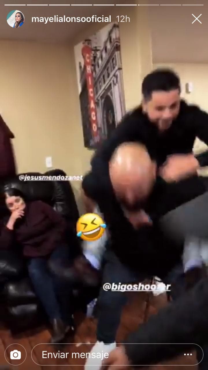 Al continuar con el video se observa a Jesús Mendoza montado en otro hombre jugando luchitas.