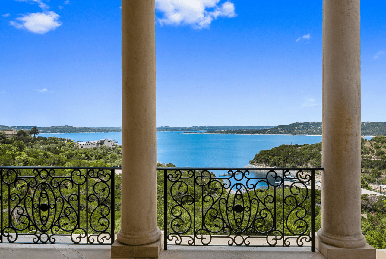 Está ubicada en Cedar St., justo al lado de RR620, con acceso hacia Lakeway o el centro de Austin.