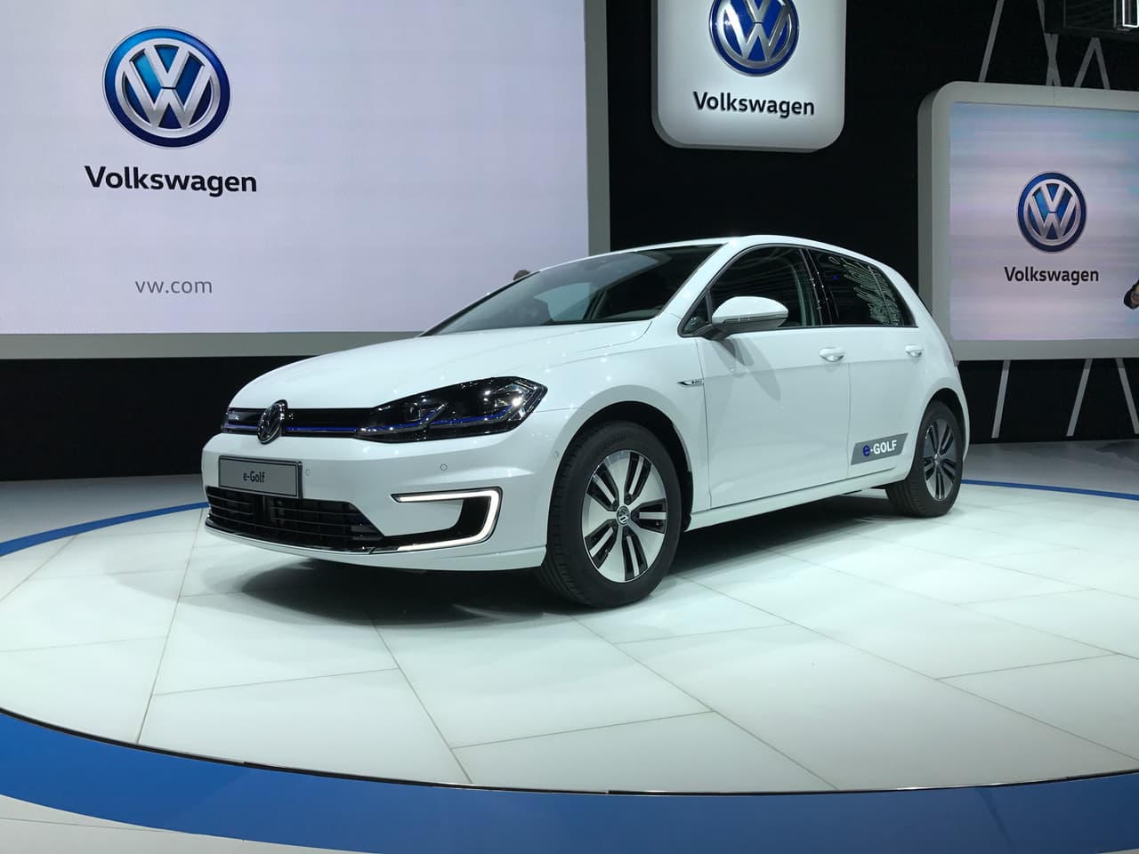 <a href="http://www.univision.com/noticias/volkswagen"><b>Volkswagen</b></a> mostró un renovado
<a href="http://www.univision.com/noticias/volkswagen/este-es-el-volkswagen-e-golf-2017-fotos" target="_blank"><b>e-Golf</b></a> en el
<a href="http://www.univision.com/noticias/auto-shows/los-angeles-auto-show"><b>Auto Show de Los Angeles</b></a>. Esta actualización de la version eléctrica del Golf muestra un notorio incremento en su autonomía que ahora será de hasta
<b>186 millas</b> en lugar de las 124 dela version anterior, lo que representa un incremento del 50%. Puedes leer y ver todos los detalles de este automóvil en nuestra cobertura del show.