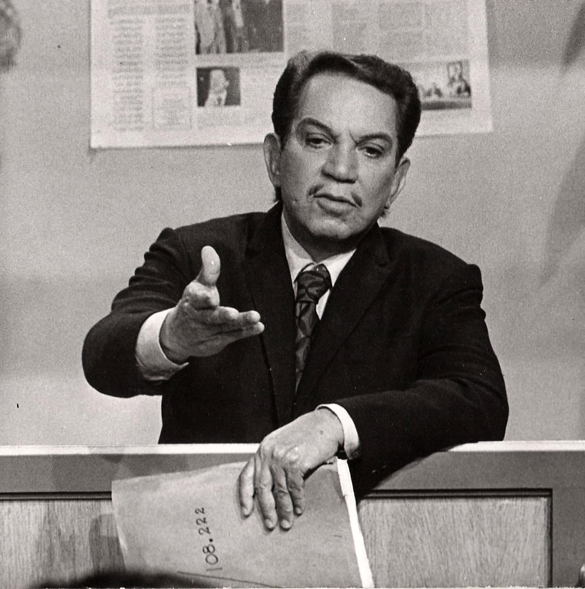 <b>Mario Moreno</b> ‘
<b><a href="http://www.univision.com/temas/cantinflas" target="_blank">Cantinflas</a></b>’ es otro de los comediantes más grandes y recordados de habla hispana. Su personalidad cómica lo llevó a las carpas de los circos y de ahí pasó al teatro y al cine.