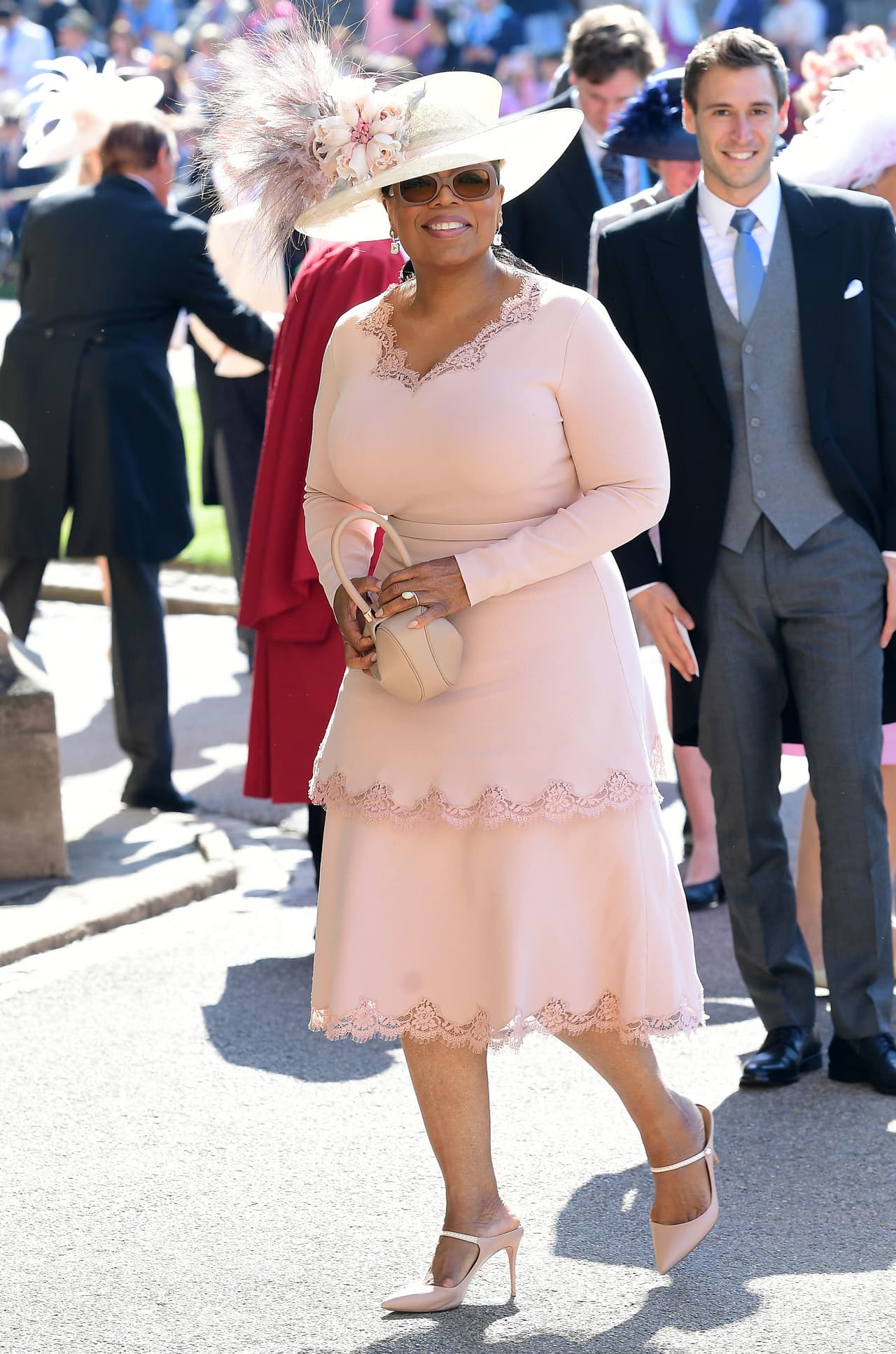 La boda de Meghan Markle y el príncipe Harry el 19 de mayo fue ocasión para que varias estrellas vistieran el delicado color, entre ellas, la presentadora Oprah, quien asistió enfundada en un diseño de Stella McCartney.