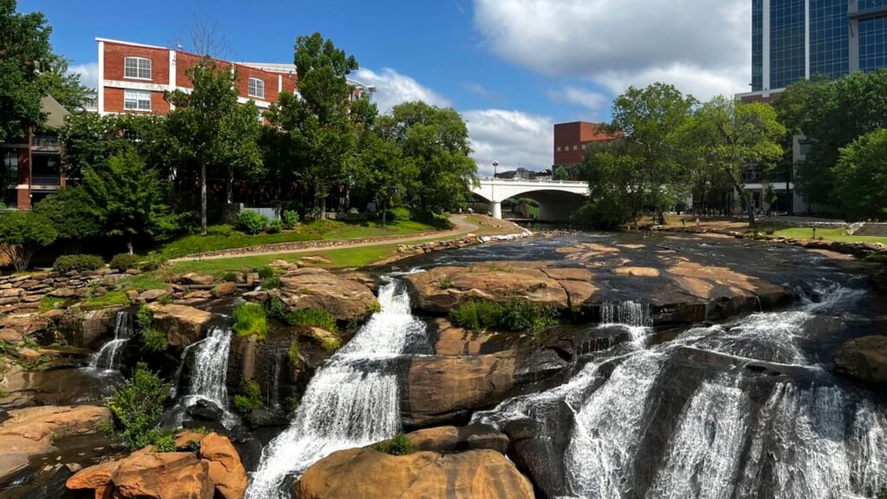 <b>Greenville, Carolina del Sur.</b> En los últimos años, ha tenido un aumento en la compra de viviendas. 
<b>Más del 60% de los residentes son propietarios de una casa</b>, y el desarrollo del centro de la ciudad ha dado como resultado muchos nuevos condominios y complejos de apartamentos.