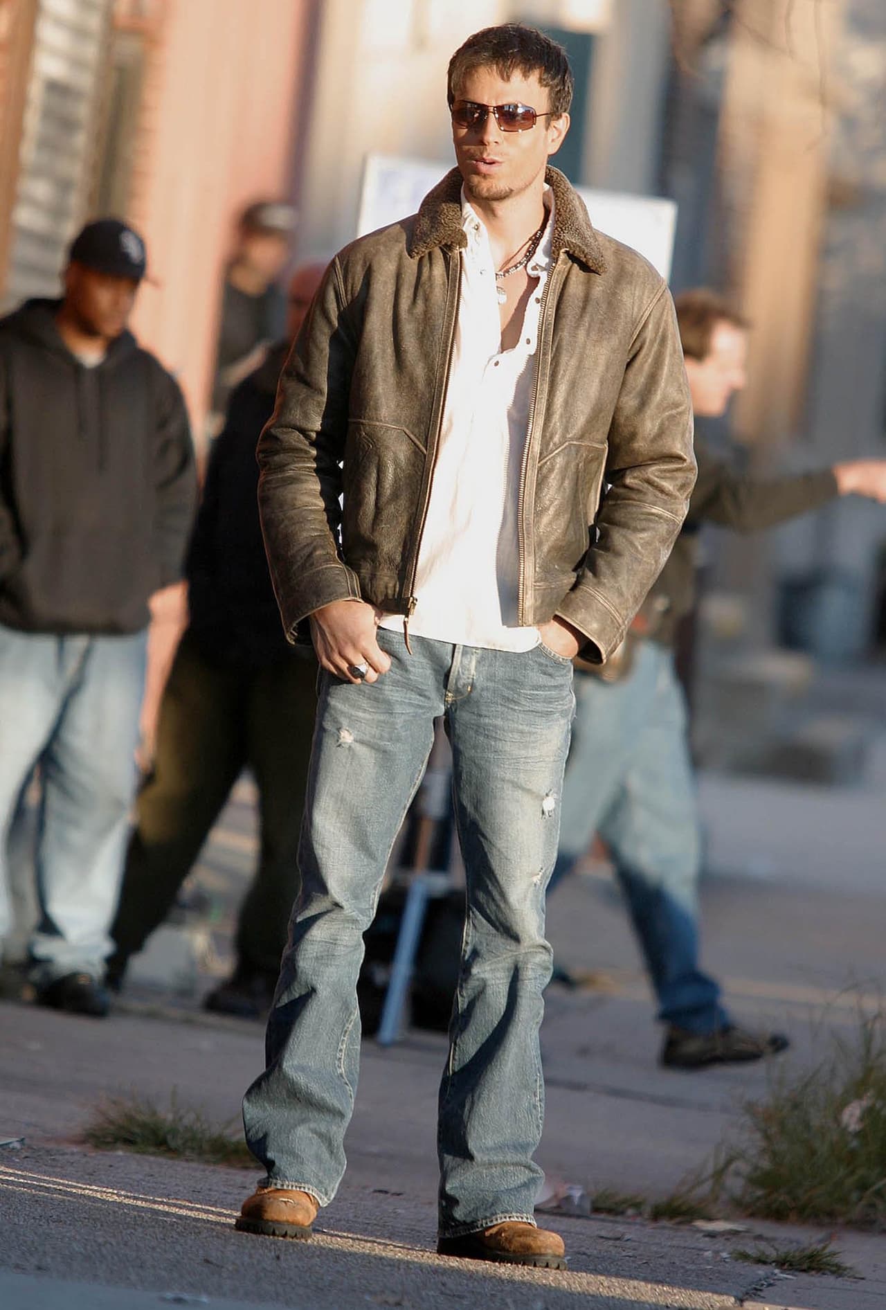 Tiempo después cortó su cabello y usaba chaquetas con sus jeans deslavados. Enrique, por cieto, fue imitado por varios jóvenes.