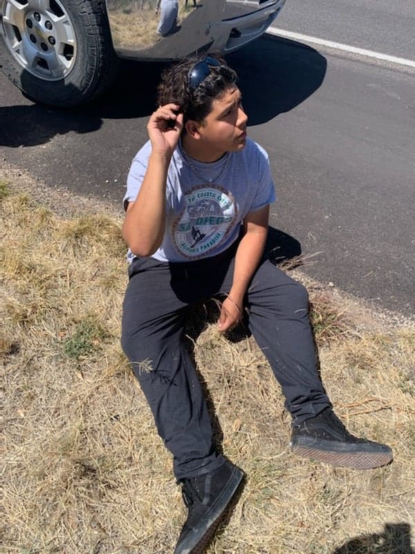 El conductor, de 19 años fue detenido por las autoridades del condado Cochise, los dos indocumentados fueron entregados a la Patrulla Fronteriza de EUU para su procesamiento.