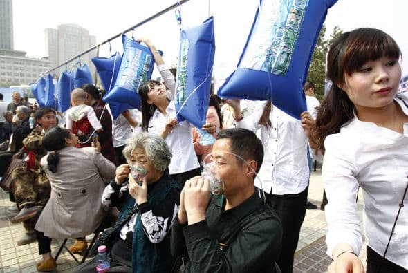 Algunos incluso apretaban las bolsas para aprovechar los últimos restos de aire fresco como si fueran pasta de dientes.