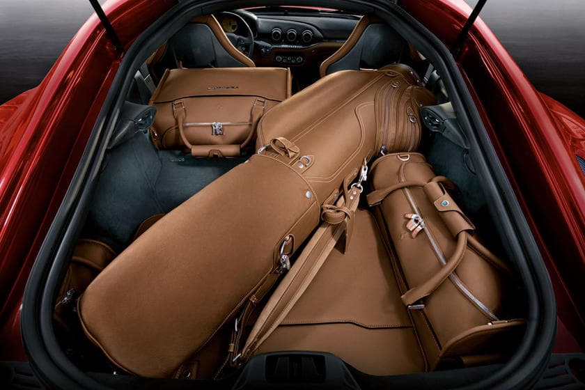 <b><u>Bolsas para Golfistas – Ferrari</u></b>
<br>Si tus nuevos amigos frecuentan el ‘country club’ y juegan golf a menudo, te recomendamos comprar un
<a href="https://www.univision.com/temas/ferrari">Ferrari</a> (coupé por supuesto) porque ellos ofrecen bolsas para los palos de golf personalizadas.
<br>