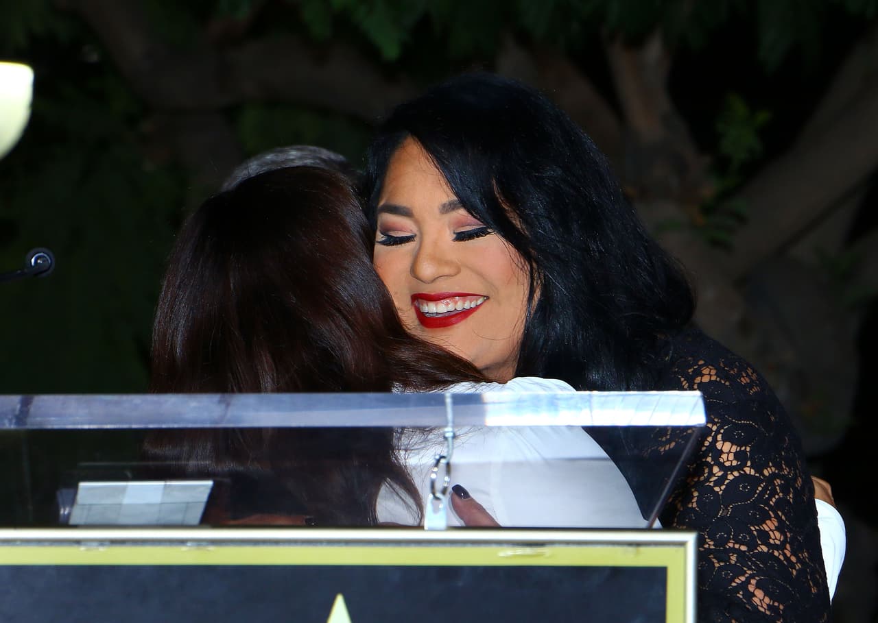 Suzette también subió al estrado a dirigir algunas palabras y agradecerle a Eva Longoria los elogios para su hermana: "Quiero agradecer a mis padres, especialmente a mi padre por tener esa visión y guiarnos a través de nuestras carreras. Creo que Selena lo dijo mejor: la meta no es vivir para siempre".