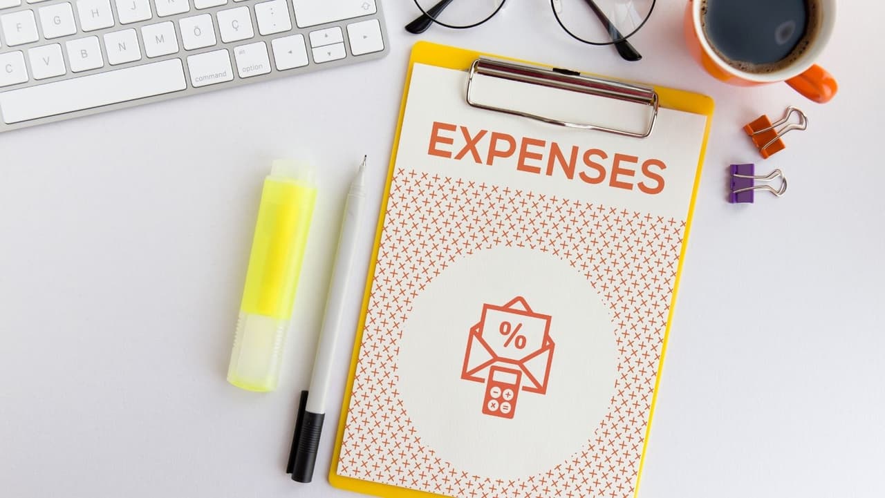 <b>Seguimiento de sus gastos: </b>Deberás echar un vistazo a
<b>cuánto dinero has gastado en los últimos meses</b>. No, puede que no sea bonito, pero necesita ver esto para que pueda identificar sus áreas problemáticas.
<b> </b>En lugar de revisar sus extractos bancarios, puedes optar por una app como
<b>Empower </b>para automatizar el proceso por usted. Utilice su cuenta bancaria gratuita o vincúlela a las que ya tiene, y realizará un seguimiento de sus gastos. También categorizará sus gastos, para que pueda ver exactamente dónde se está excediendo.
<br>