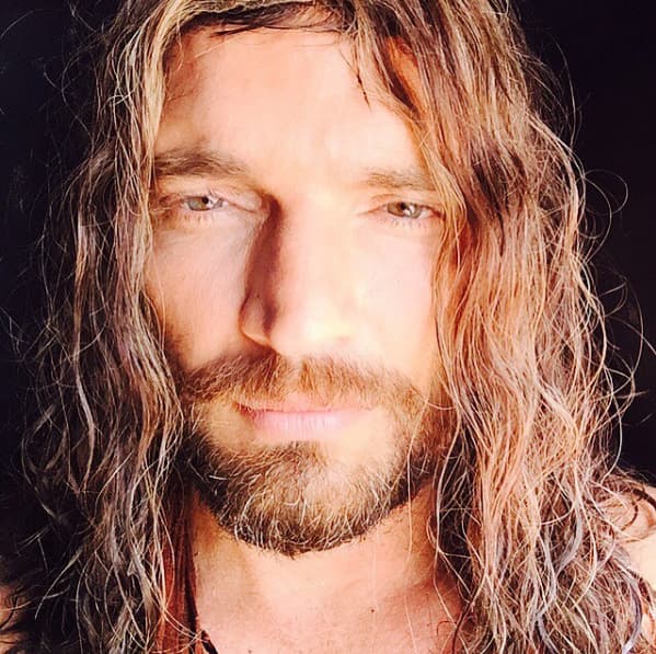 Hace unos días subió una foto en su cuenta de Instagram donde se ve de melena larga y escribió "Será que vuelvo al pelo largo? #tbt o me quedo rapado?"