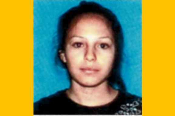 <h3 class="cms-H3-H3">EVELIN MARTÍNEZ </h3>
<br>
<br>Es buscada junto con Steven Giovanni Aguilar Medina de quien era su novia. Ambos participaron presuntamente en un asesinato e intento de asesinato, el 28 de diciembre de 2009. 
<b>Ella acompañaba a Aguilar Medina a una zona de pandilleros rivales en Los Ángeles, California, </b>donde Steven detuvo su camioneta, salió de la misma y se acercó a dos personas que estaban afuera de una casa. 
<br>
<br>Aguilar Medina supuestamente gritó un término de pandilla antes de disparar múltiples tiros a dos individuos, matando a uno. Ella se hace llamar Mileny González o Evelin Martínez Pérez. 
<b>Tiene tatuada la palabra "socorro" en su estómago</b> y las palabras "south los", además de las letras LA en su brazo izquierdo.