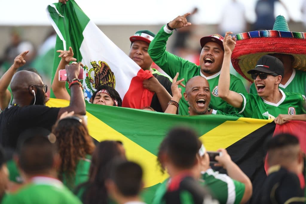 Aficionados mexicanos y jamaiquinos fueron a animar a sus equipos en el Rose Bowl de Pasadena, California.