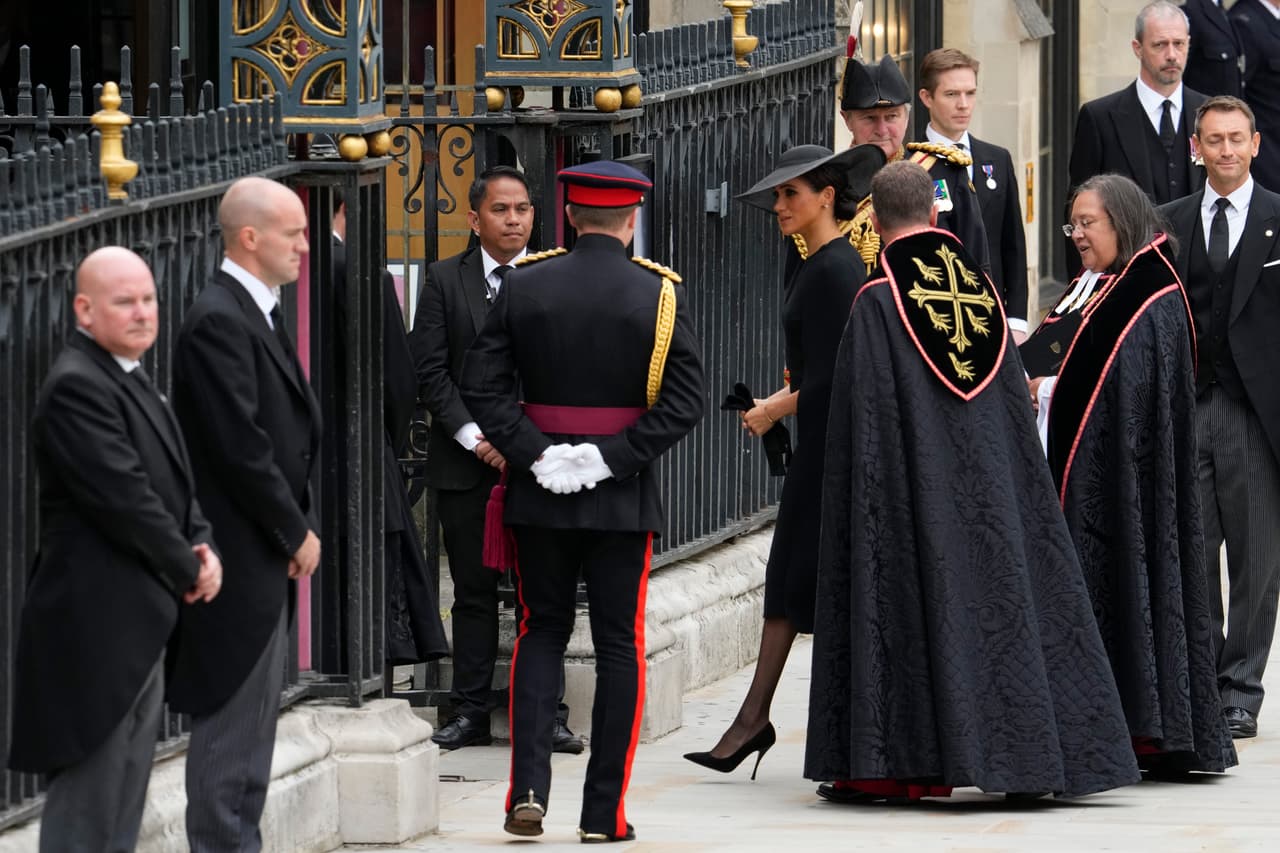 La actriz en retiro y el príncipe Harry asistieron al funeral sin sus
<b><a href="https://www.univision.com/famosos/hijos-harry-meghan-markle-archie-lilibeth-principes-titulo-real-rey-carlos" target="_blank">dos hijos: Archie (3 años) y Lilibet (1). </a></b>
<br>