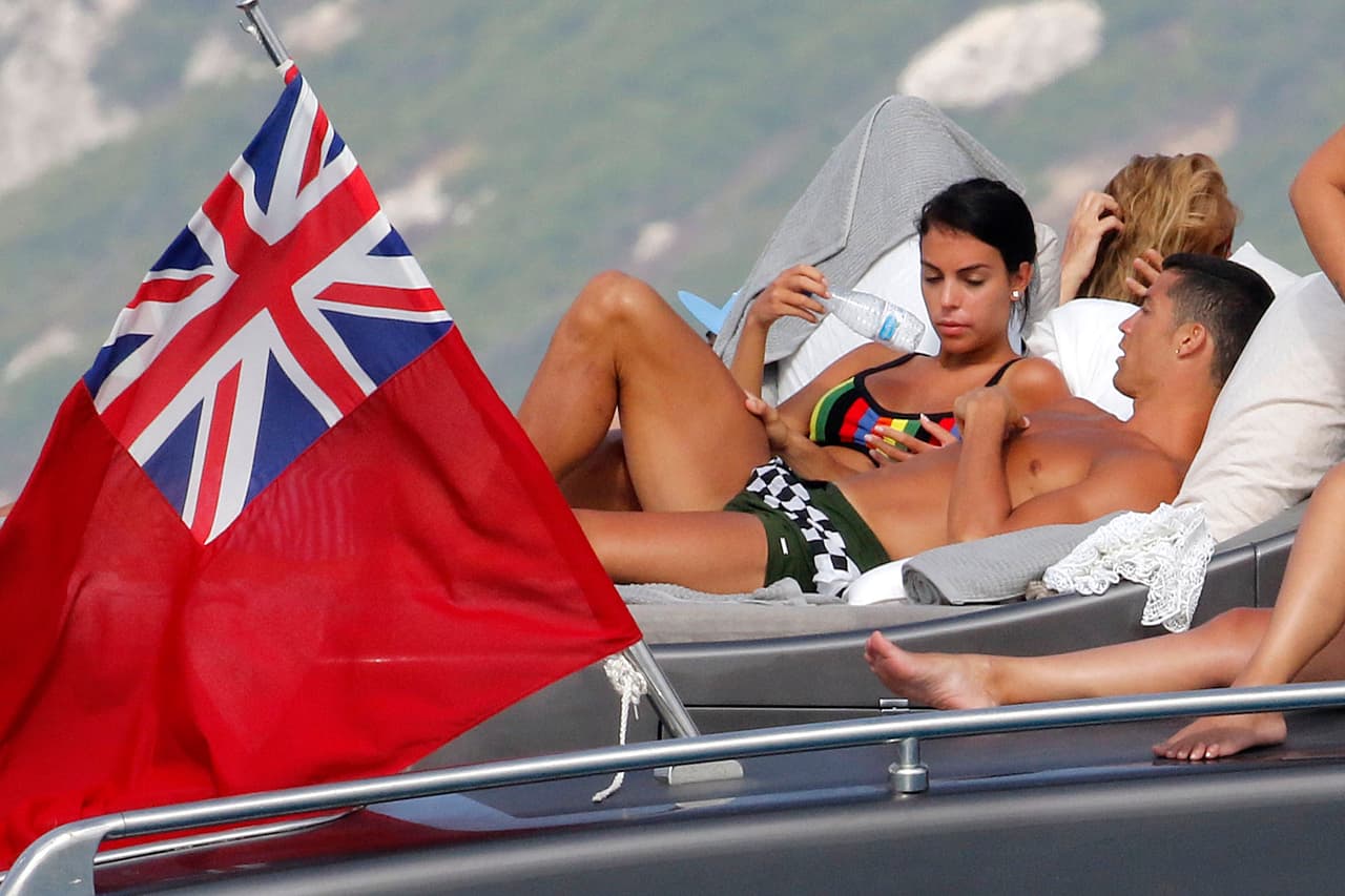 Cristiano Ronaldo estuvo de vacaciones en Ibiza acompañado de su novia, la modelo Georgina Rodríguez, quien está embarazada del futbolista del Real Madrid.