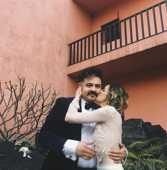 Irene con un dulce beso a Quique.