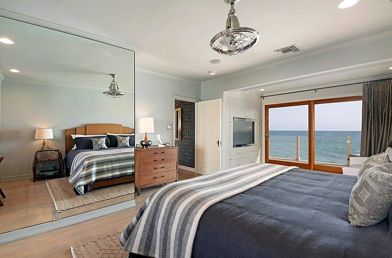 La habitación principal tiene grandes ventanales que ofrecen una vista a la playa.
<br>