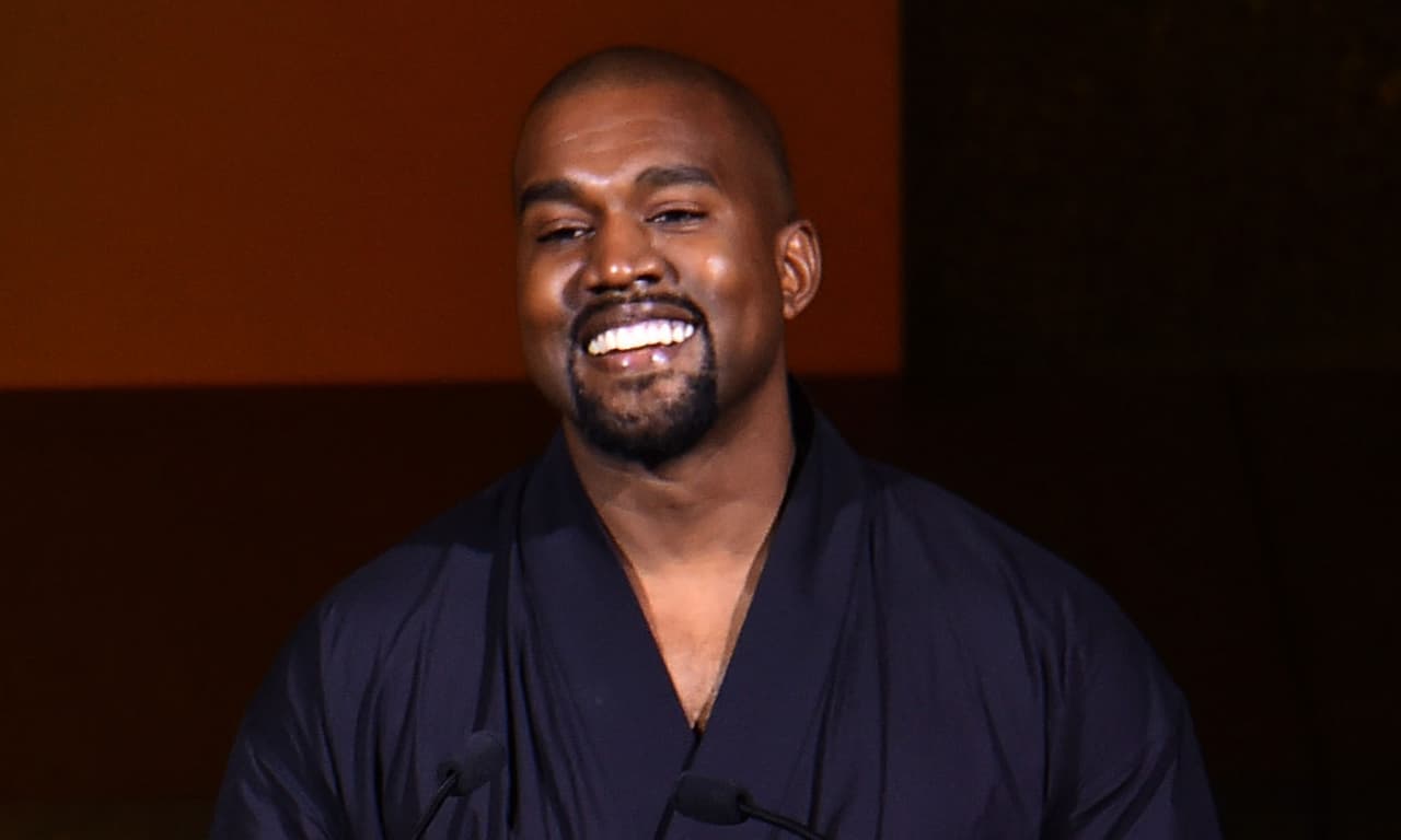 "Lo que hace que los productos de las celebridades se vendan tan bien es la rareza (de los mismos). Si creas algo muy accesible, creo que se pierde el modelo de negocio", dijo Kanye a Forbes. De hecho, el músico llama a sus zapatillas 
<b>"los Lamborghini de los zapatos".</b>