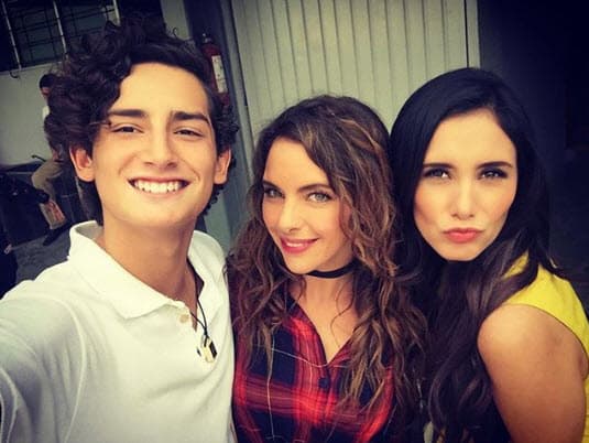 La actriz mexicana expresó su emoción por participar en este proyecto y compartió fotografías de sus primeras actuaciones en la telenovela.