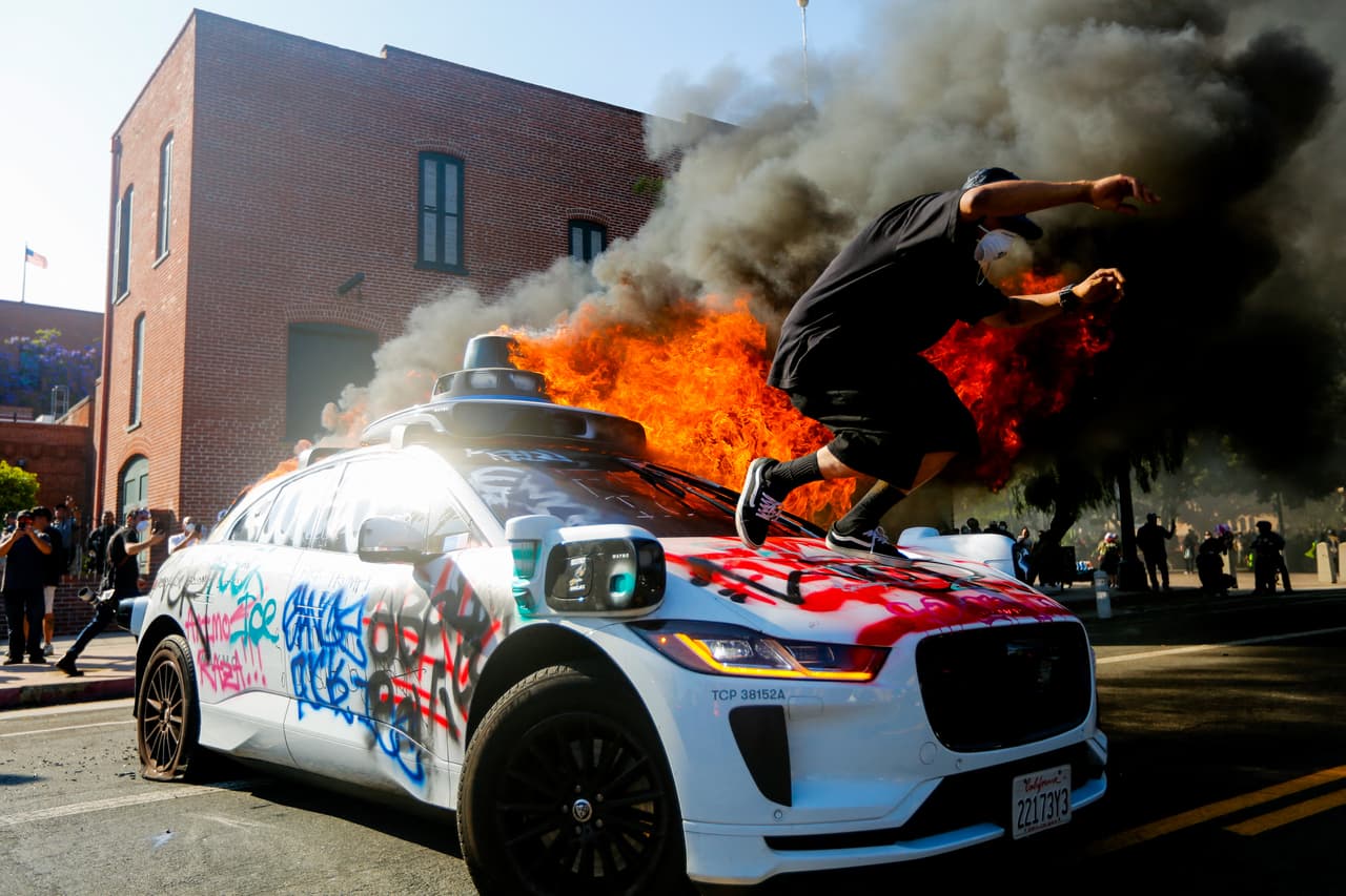 Aún no se ha determinado si las personas que participaron en el incendio de los Waymo enfrentarán cargos o si ya hay personas detenidas por estas acciones.