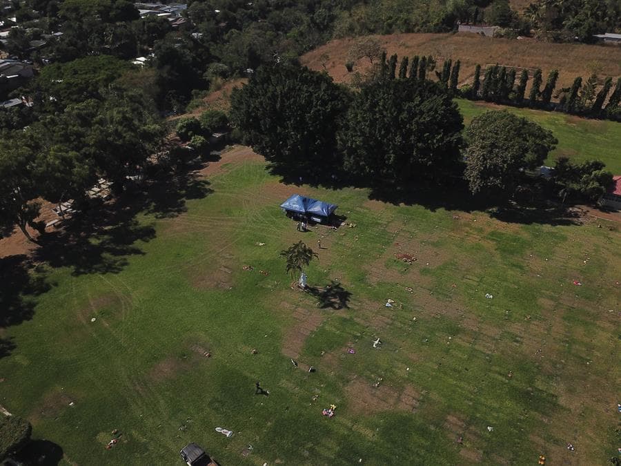 Victoria Salazar, de 36 años, vivía en México desde hacía cinco años y murió el 27 de marzo tras ser sometida por policías en Tulum, un balneario del Caribe mexicano. Tenía dos hijas, de 15 y 16 años. Las autoridades mexicanas dijeron que una autopsia confirmó que la policía le rompió el cuello durante la detención.