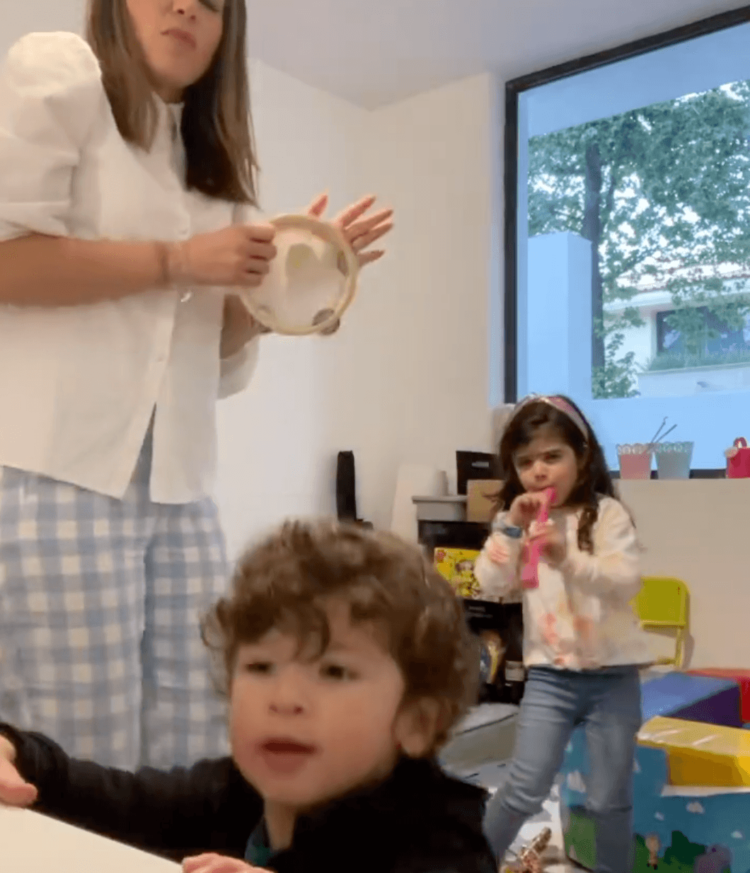 Pero eso no es todo, también destaca como músico y nos dejó ver su interés por aprender a tocar la flauta.