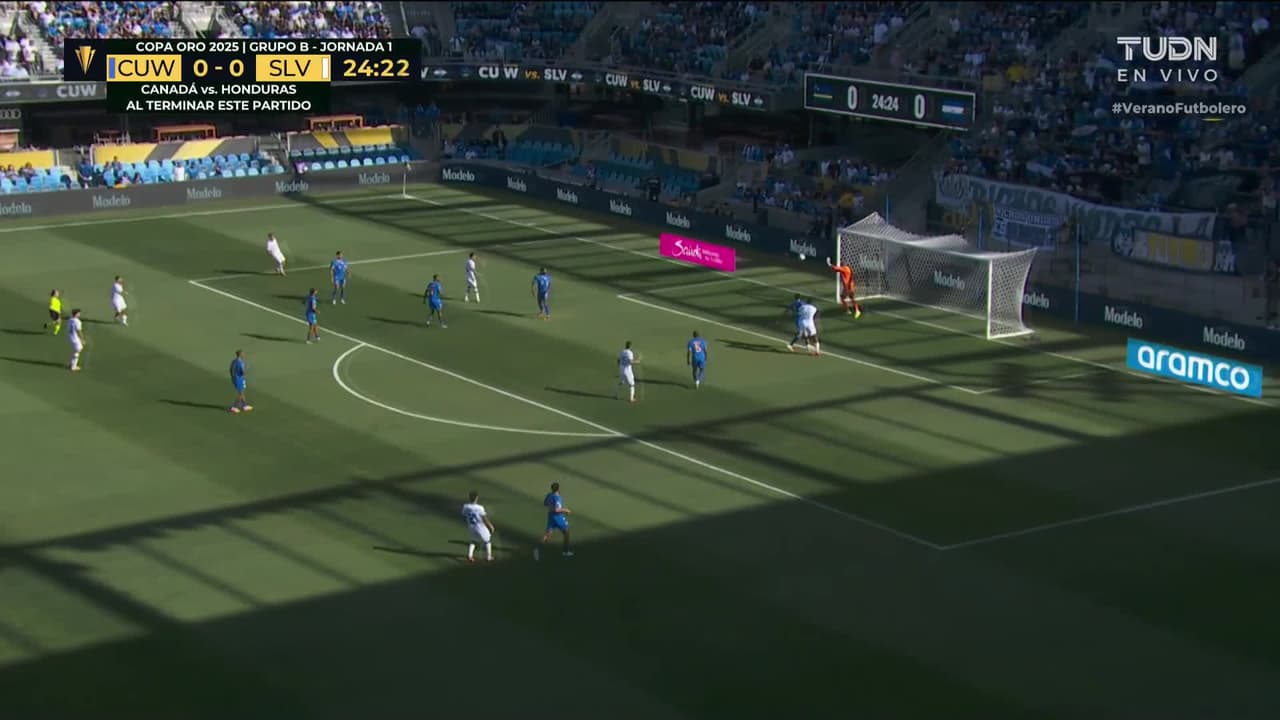 ¡Bombazo lejano! Henriquez remata con potencia a las manos del arquero