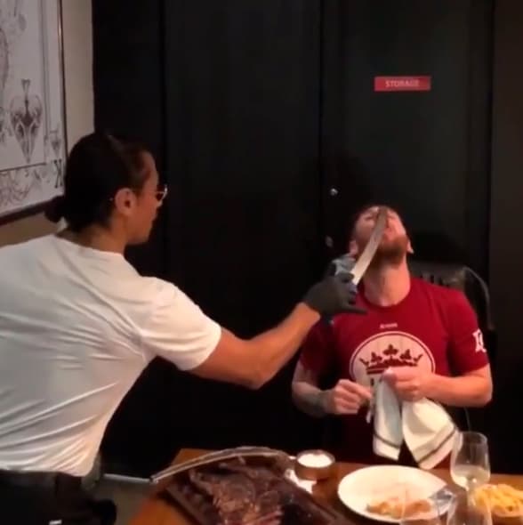 La primera porción de carne cortesía de Salt Bae, directo al goleador del Barcelona que recientemente se recuperó de una fractura del radio derecho.