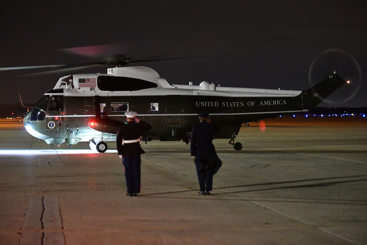 Solo cuatro pilotos del escuadrón HMX-1, conocidos como 'The Nighthawks', ('Los Halcones nocturnos') son convocados a lo largo del año para comandar el Marine One en sus diferentes tareas al servicio presidencial