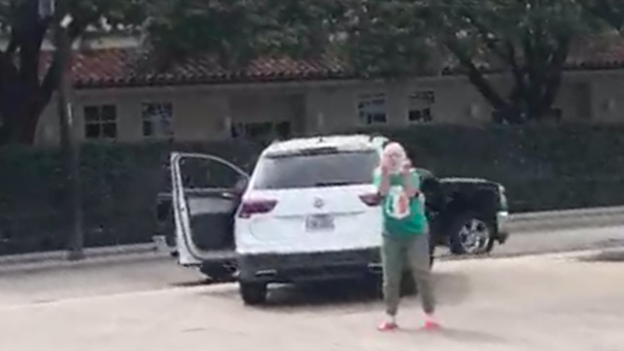 La mujer fue arrestada y de acuerdo con los documentos de la corte del condado Harris,
<b>enfrenta cargos por agresión agravada con un arma mortal. S</b>e le fijo una fianza de 20 mil dólares.