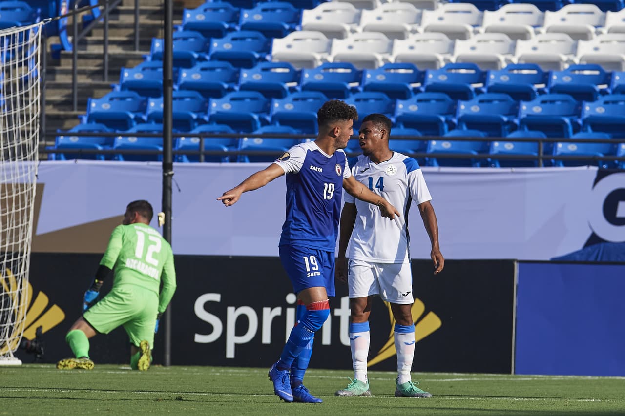 Así festejaba el futbolista haitiano luego de conseguir la primera anotación del juego y que adelantaba a los suyos.