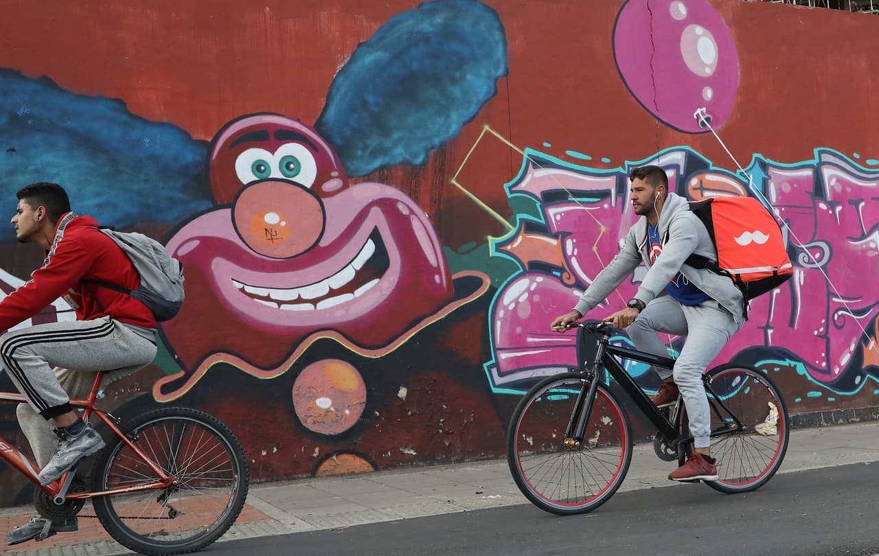 "La belleza de esto es que
<b>a través de la tecnología conectamos a dos personas",</b> dijo Alejandro Galvis, jefe de personal de
<i>Rappi</i>. En la compañía estiman que los repartidores pueden ganar de 2.3 a 2.9 dólares por hora durante las horas pico cuando la demanda es más alta. Eso es el doble del salario mínimo de Colombia por hora. Los repartidores, quienes no son considerados empleados, inician su sesión en la plataforma a su conveniencia. Unos 18,000 trabajan de forma independiente en toda América Latina.