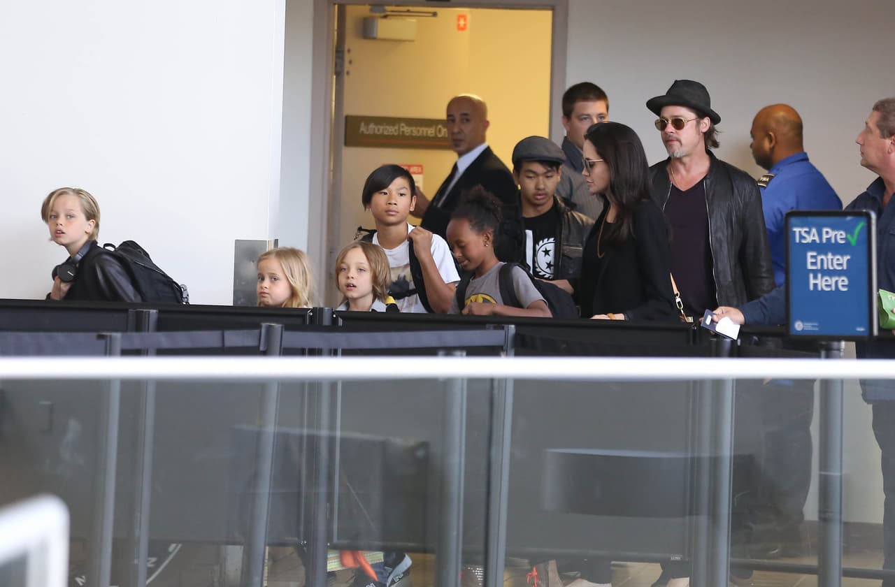 El famoso matrimonio arribó al aeropuerto de Los Ángeles en compañía de todos sus hijos, ¡son una linda familia!