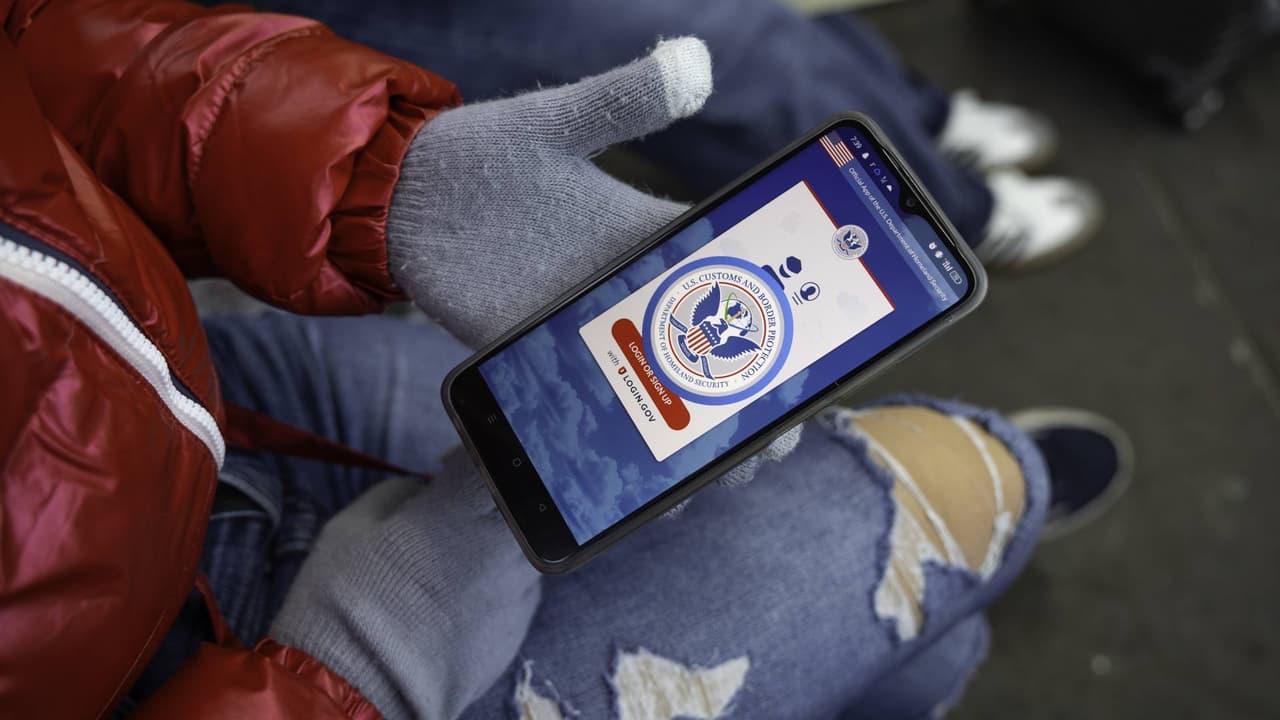 Los ciudadanos de EEUU y usuarios de la app CBP One que recibieron (¿erróneamente?) órdenes de abandonar el país