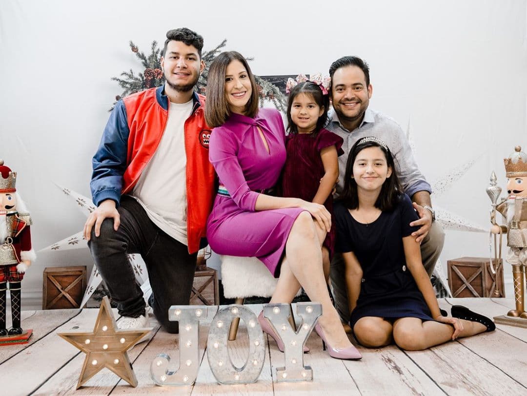 Recientemente compartió una linda fotografía de su familia festejando las fechas decembrinas. Sin duda ha hecho una gran labor como esposa y madre.