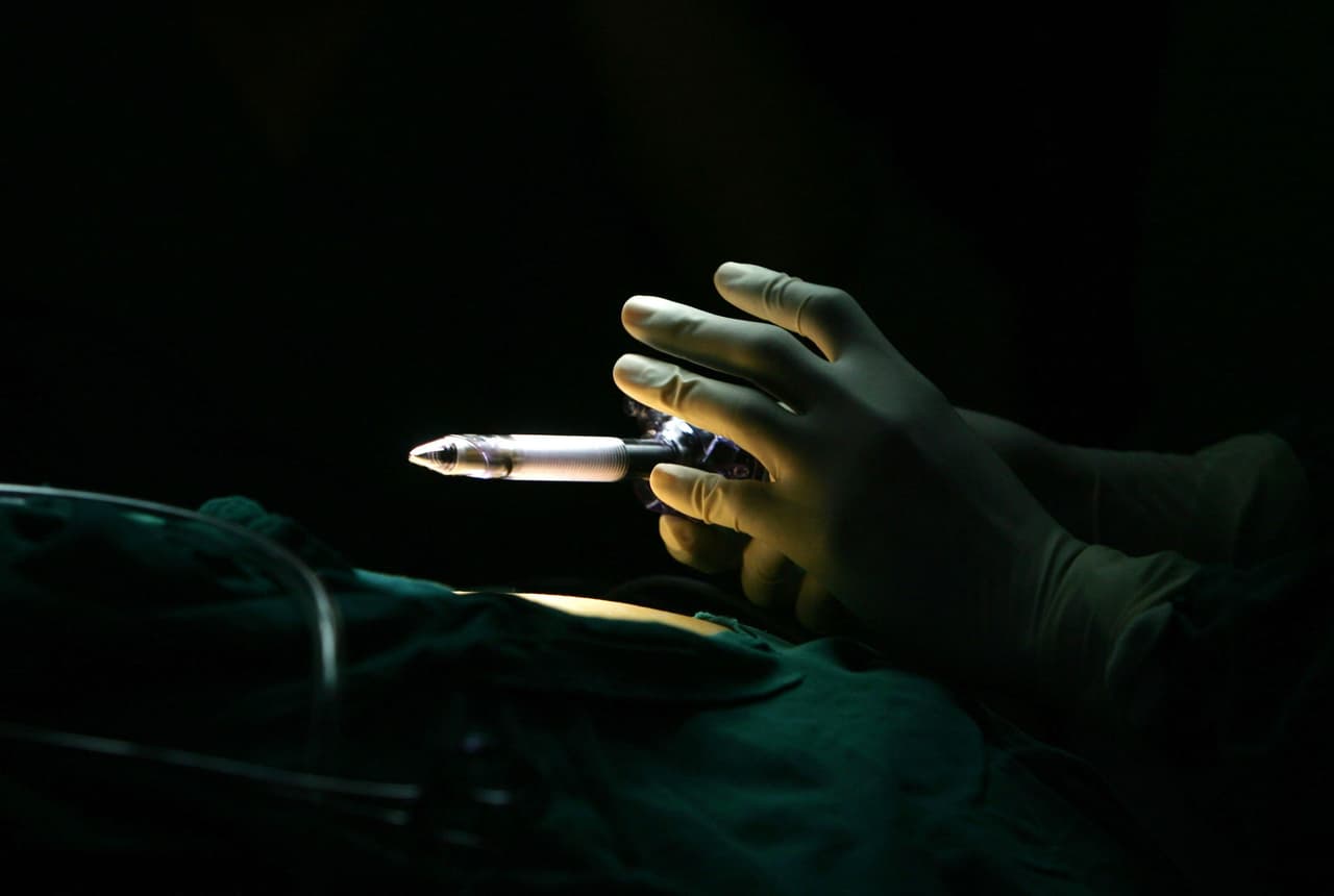 La histerectomía 
<a href="http://endometriosis.org/treatments/hysterectomy/">no garantiza</a> un alivio de los síntomas de la endometriosis. Si el cirujano no retiró todo el tejido endometrial en el momento cuando extrajo los órganos (útero y ovarios), 
<b>es posible que aún persista la enfermedad después del procedimiento</b>.